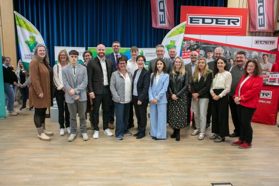 Gruppenfoto der Ehrengäste und Schulleitungen der teilnehmenden Schulen mit dem Landtagabgeordneten Konrad Baur und dem Landrat Otto Lederer