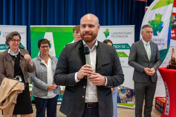 Landtagsabgeordneter und Mitglied des Bildungsausschusses im bayerischen Landtag Konrad Baur (CSU) bei seiner Eröffnungsrede